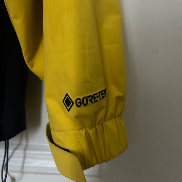 New Balance Gore-Tex Raincoat - Picture 3 of 5